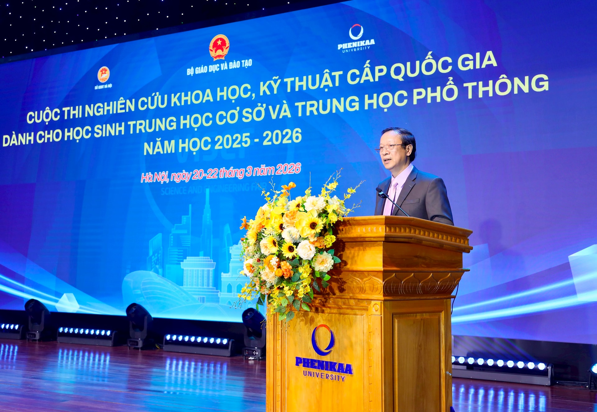 Thứ trưởng thường trực Bộ GD&ĐT Phạm Ngọc Thưởng, Trưởng Ban Chỉ đạo Cuộc thi phát biểu. Ảnh: NM