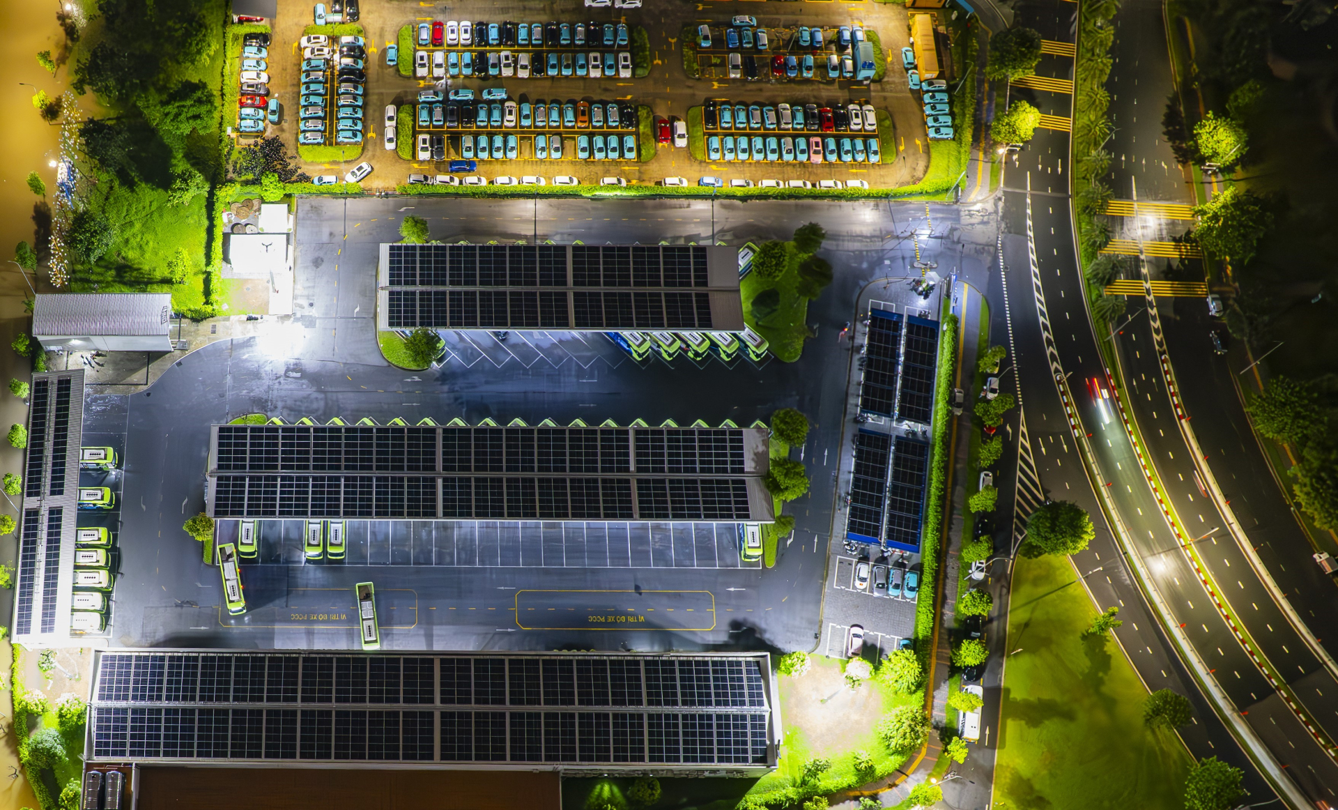 Sử dụng năng lượng tiết kiệm và hiệu quả, khuyến khích phát triển trạm sạc, xe buýt điện, taxi điện trước tháng 9/2026. Ảnh: Lê Tuấn Thanh