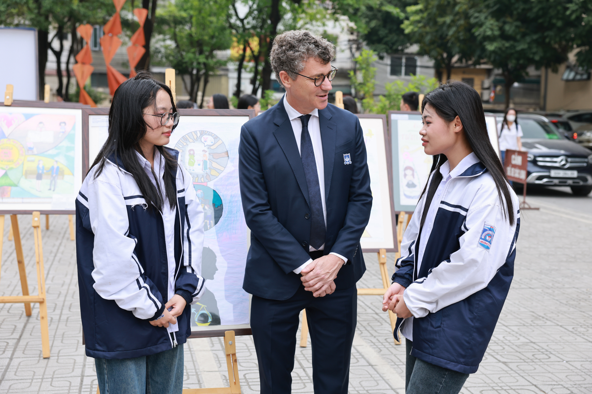 Ông Jonathan Wallace Baker, Trưởng Đại diện UNESCO tại Việt Nam, tham quan và trò chuyện cùng các nữ sinh.