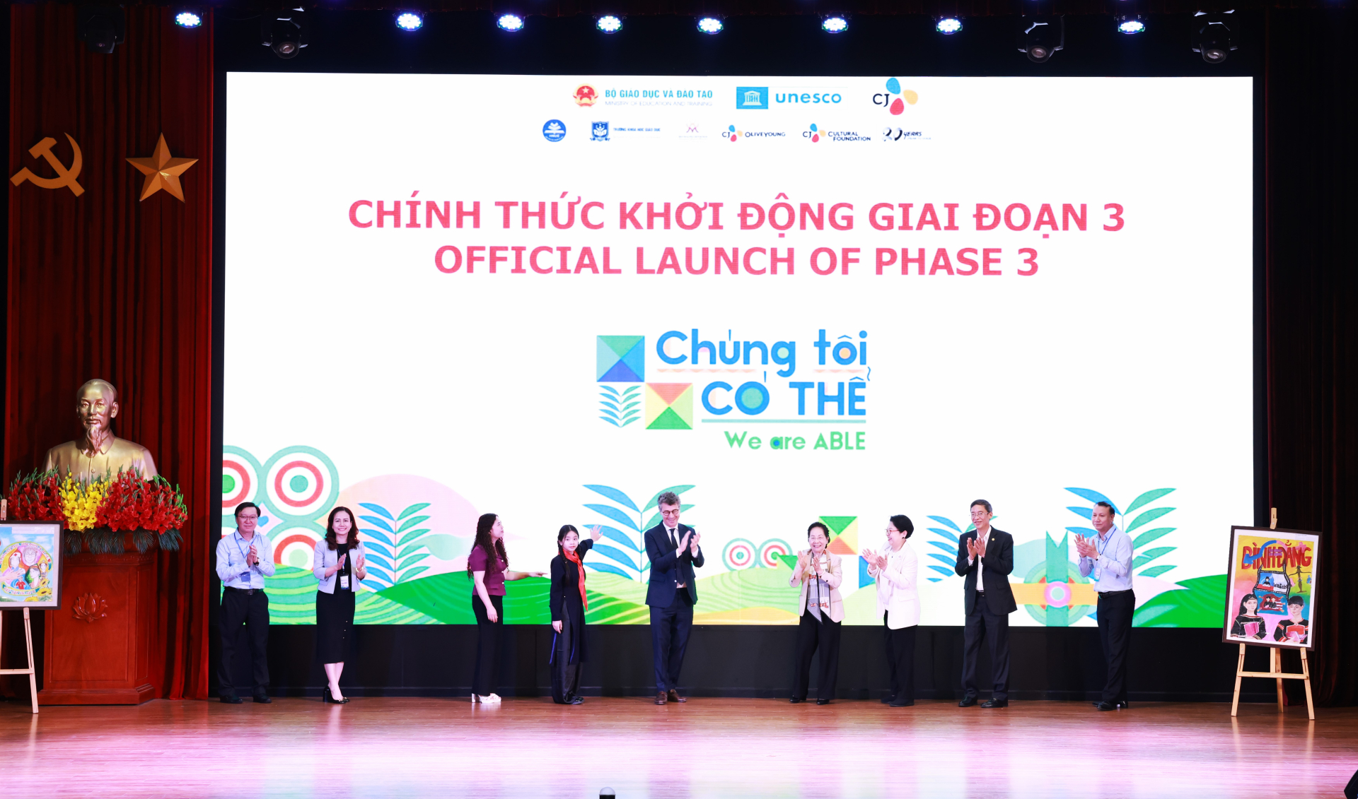 Các đại biểu thực hiện nghi thức khởi động giai đoạn 3 của dự án.