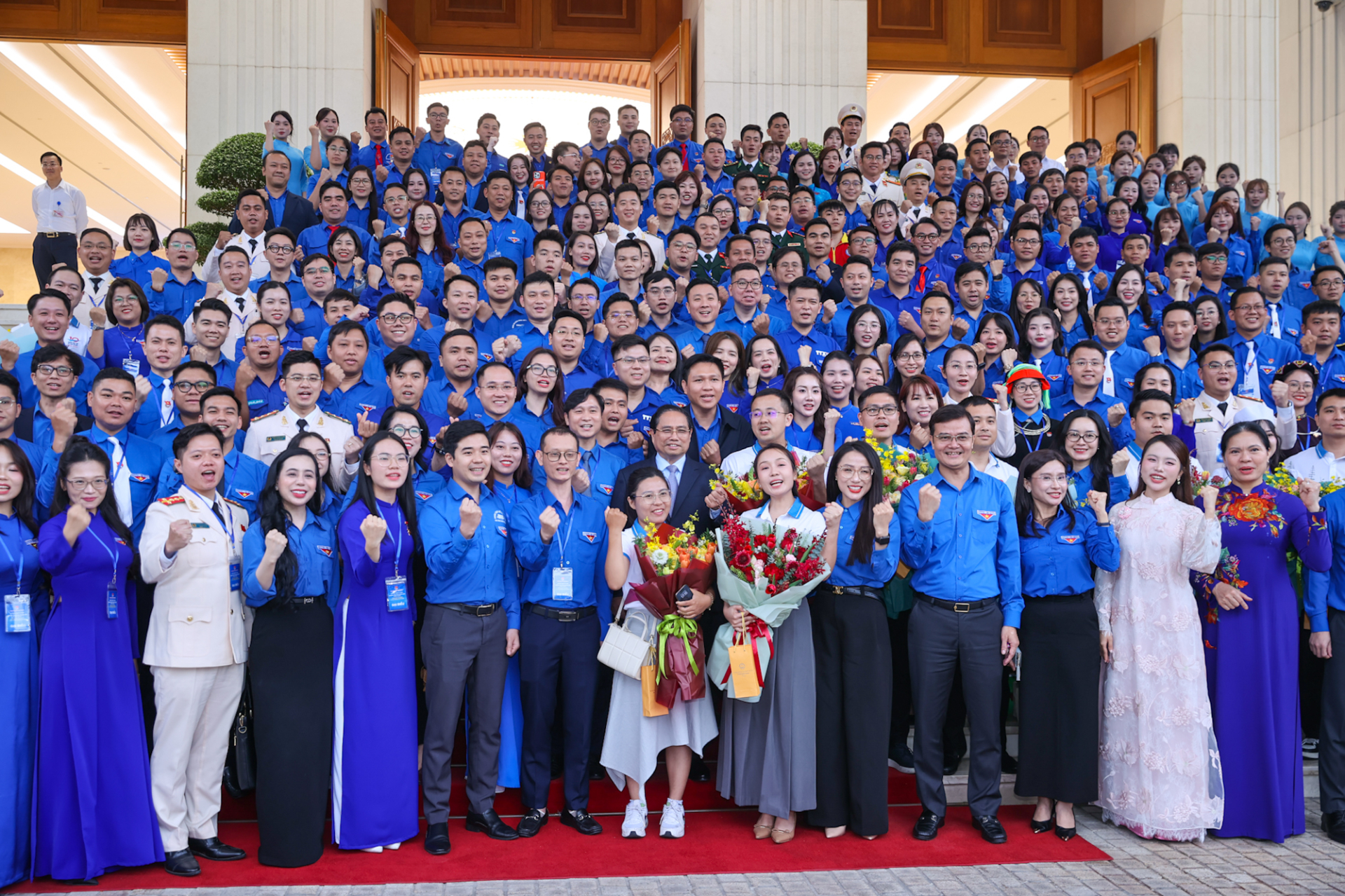 Thủ tướng chụp ảnh lưu niệm cùng các đại biểu dự gặp mặt. Ảnh: VGP