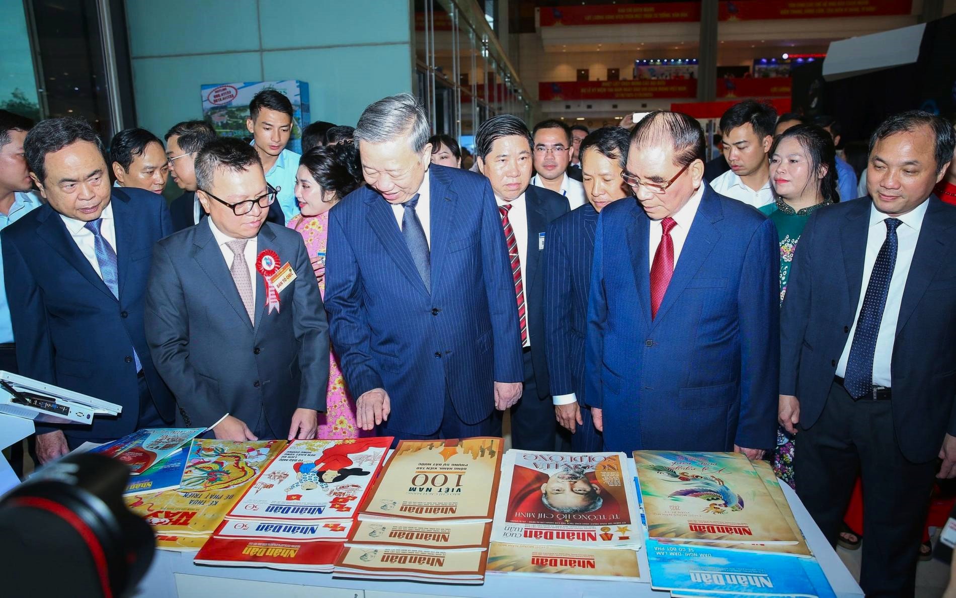 Tổng Bí thư Tô Lâm tham quan không gian trưng bày Hội báo toàn quốc 2025