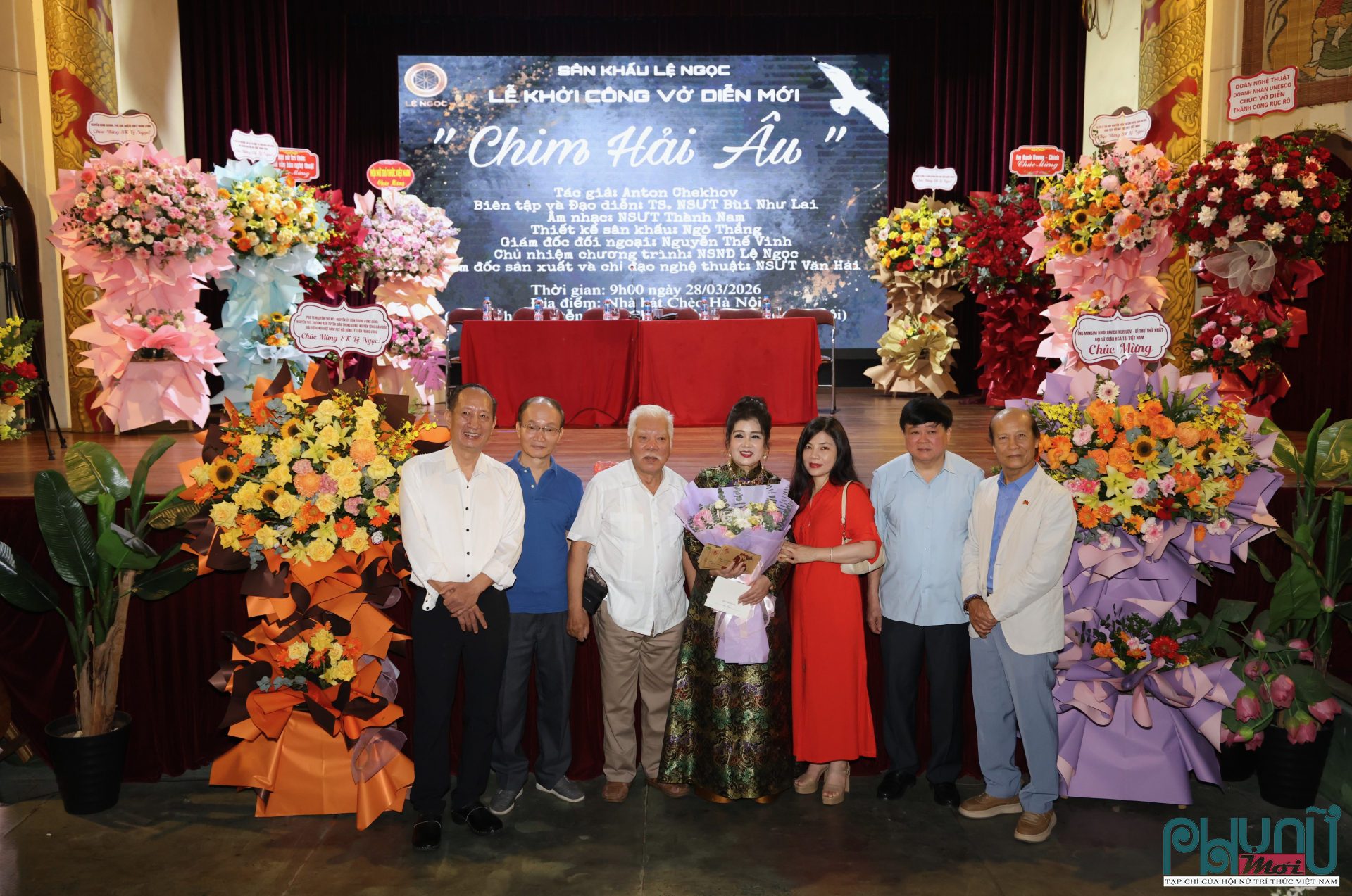 Sân khấu Lệ Ngọc chụp ảnh lưu niệm cùng khách mời