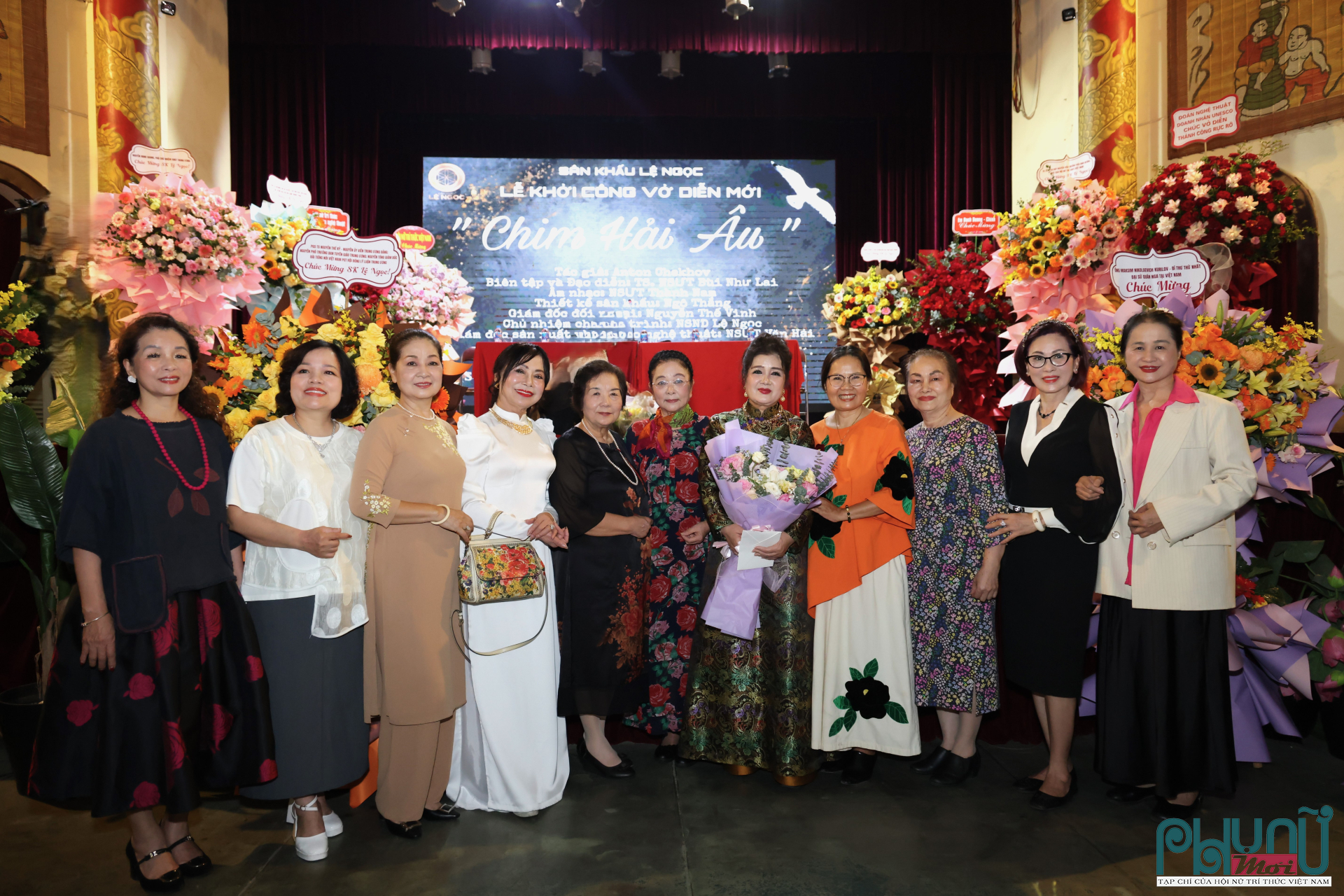 Sân khấu Lệ Ngọc chụp ảnh lưu niệm cùng khách mời