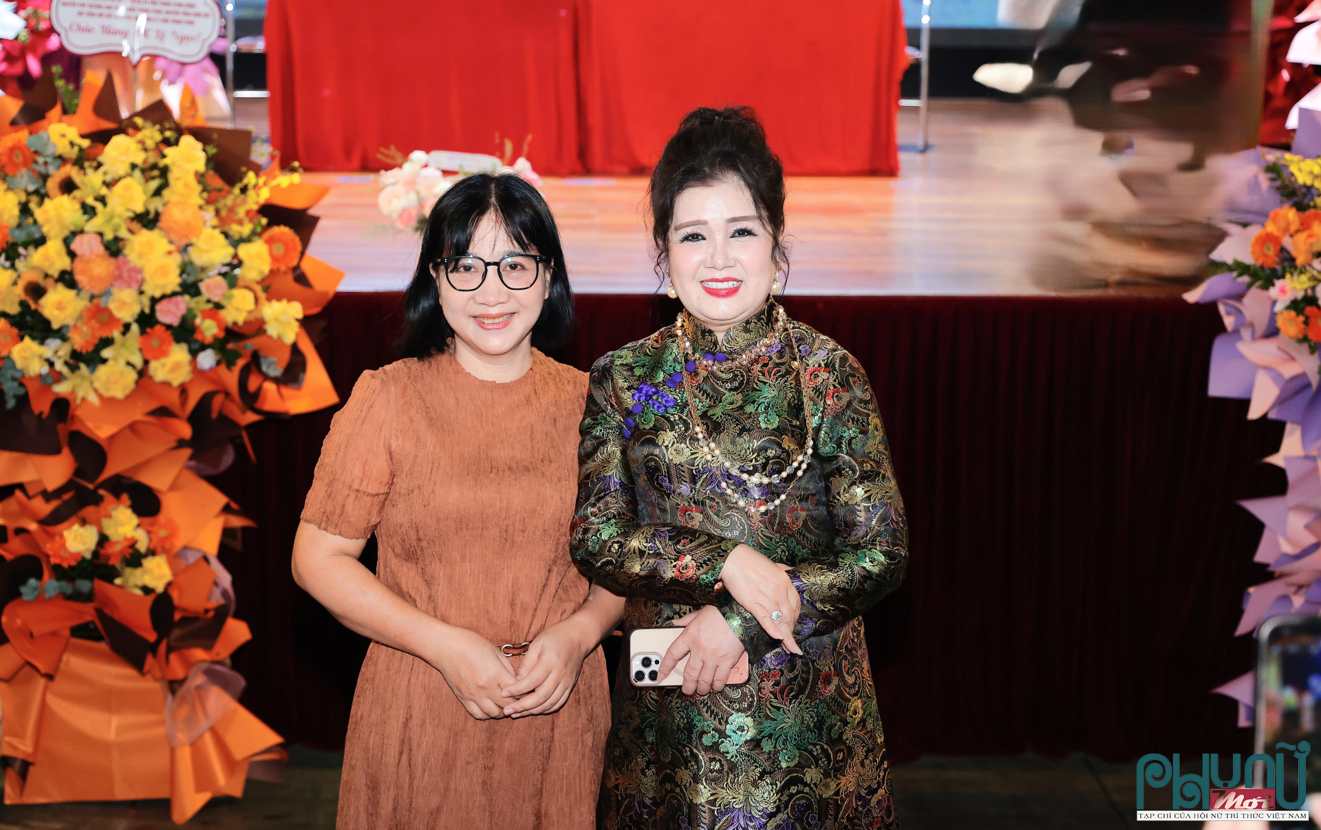 NSND Lệ Ngọc chụp ảnh lưu niệm cùng Nhà báo Chu Thị Thu Hằng