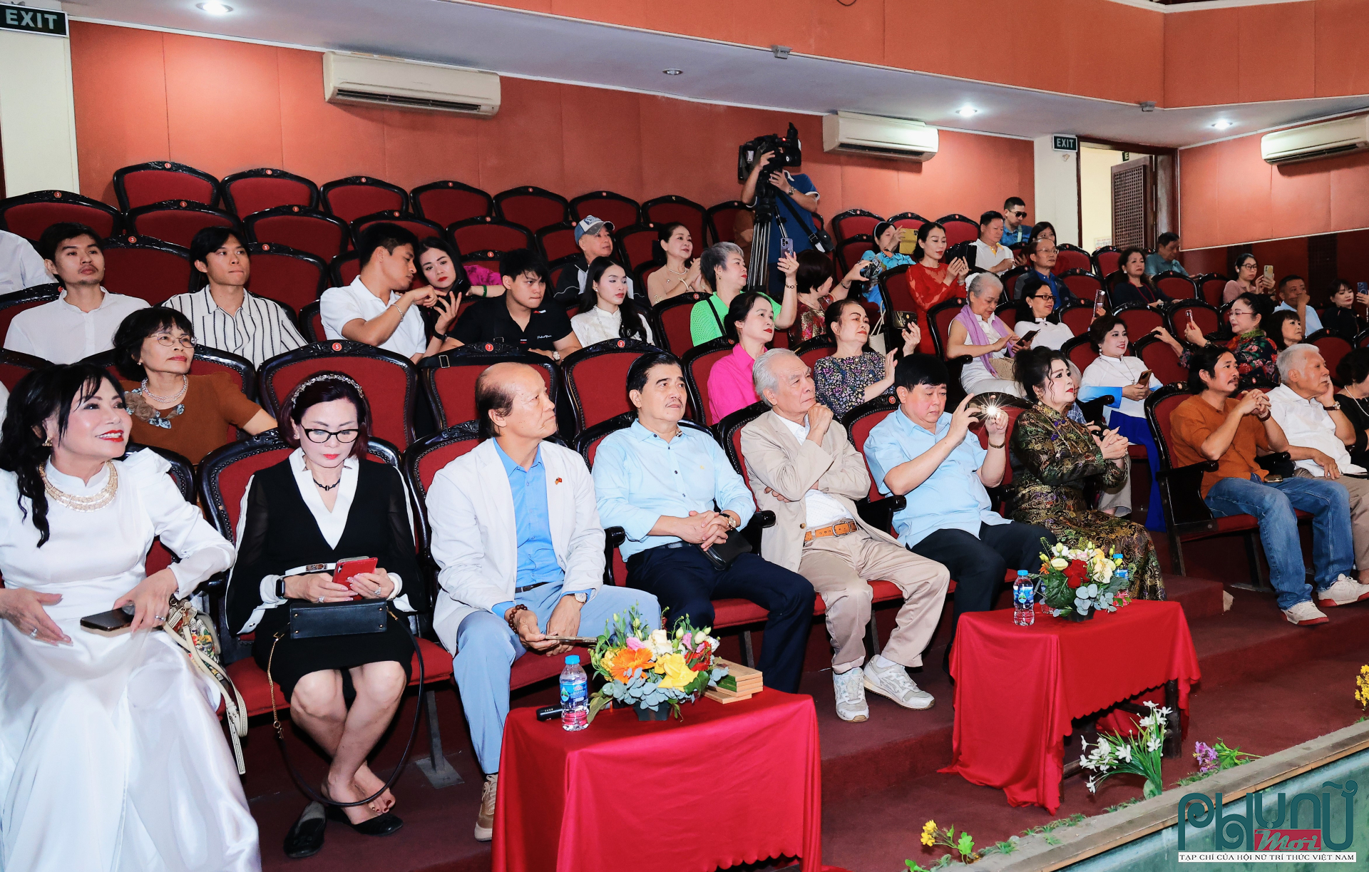 Các đại biểu tham dự lễ khởi công vở diễn mới “Chim Hải Âu”