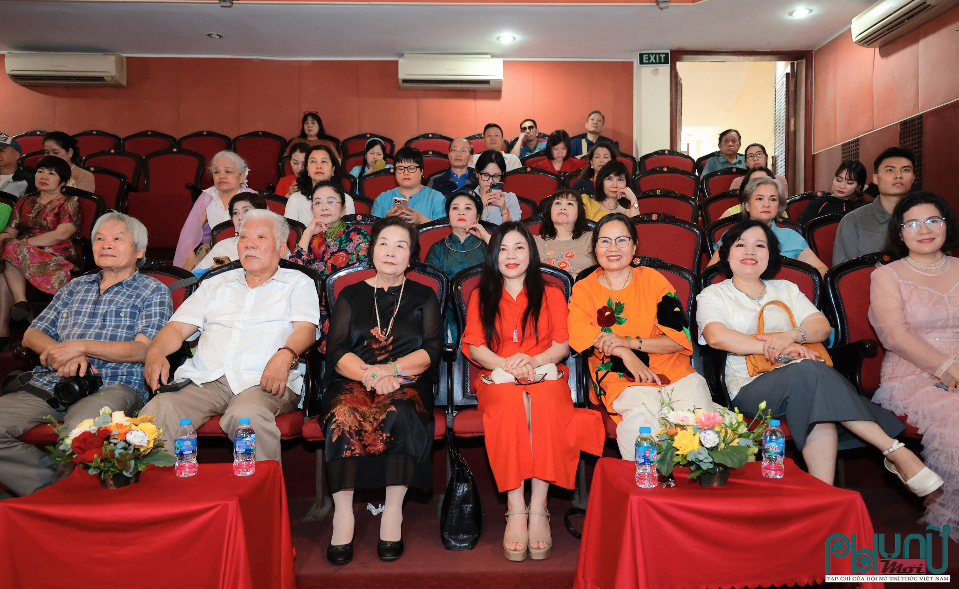 Các đại biểu tham dự lễ khởi công vở diễn mới “Chim Hải Âu”