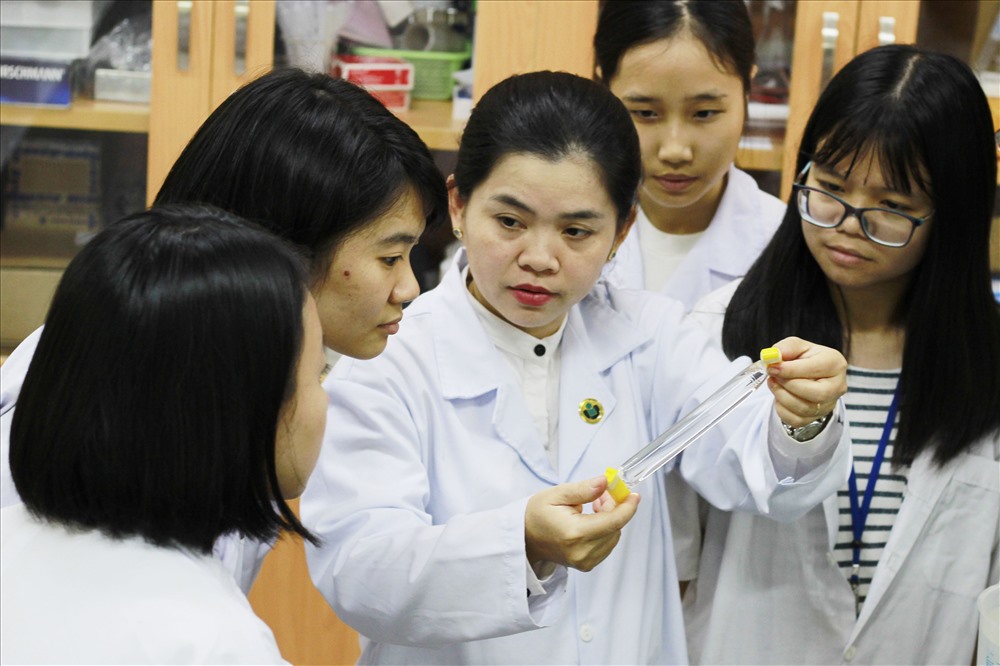 PGS.TS Nguyễn Thị Hiệp (Giữ ảnh), Trưởng khoa Kỹ thuật Y sinh, Trường Đại học Quốc tế (Đại học Quốc gia TP.HCM). Ảnh: ITN