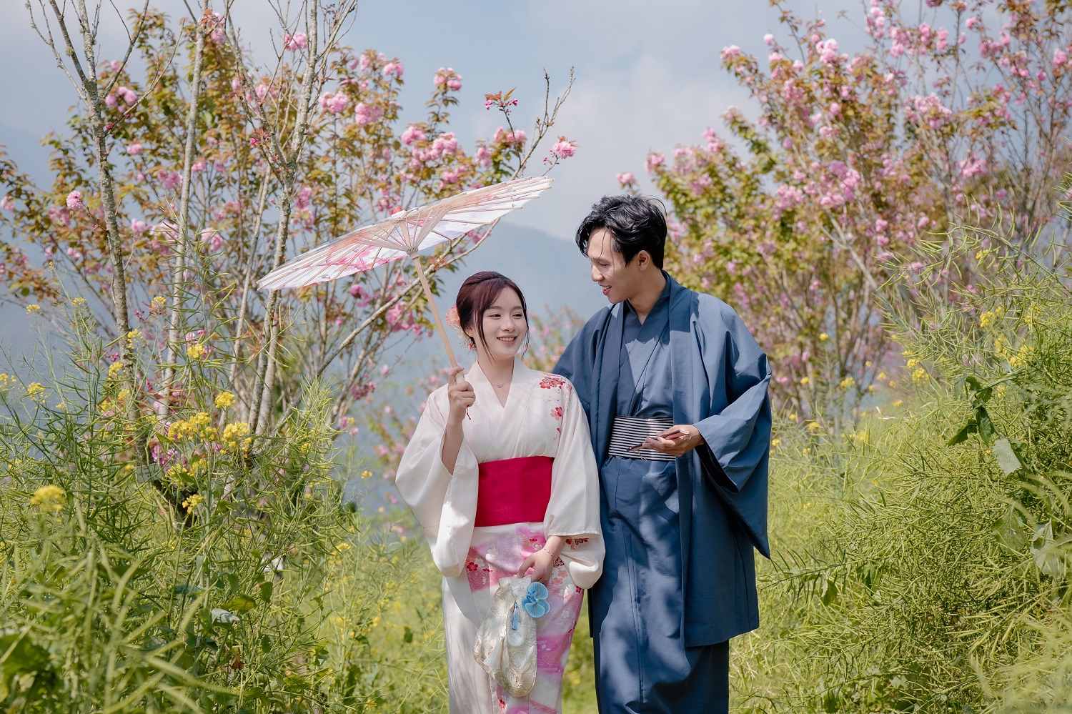 Chỉ cần đặt chân đến khu du lịch Fansipan, ngay lối vào những hàng cây anh đào như dệt tấm “áo hồng” rực rỡ chào đón du khách. Để “săn” được những bức ảnh ngợp ngời hoa Anh đào, du khách cũng đừng bỏ lỡ khu vực cổng bốt A2 hay Tháp đồng hồ – nơi những đồi hoa bung nở dày đặc, tạo nên bối cảnh check-in đậm chất thơ giữa ánh nắng lung linh và khung cảnh thiên nhiên ngoạn mục của đất trời Tây Bắc.