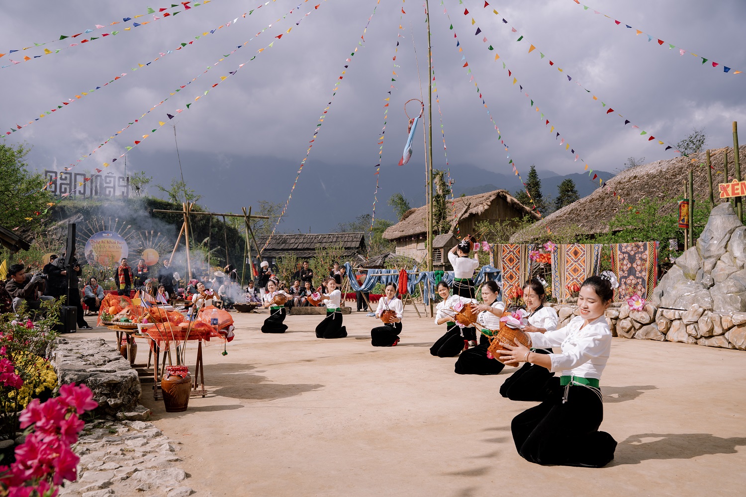 Giữa không gian ngập tràn sắc xuân, Bản Mây vẫn rộn ràng tiếng khèn và những điệu múa duyên dáng của bản làng Tây Bắc. Hãy thử một lần hóa thân thành những chàng trai, cô gái miền sơn cước hòa vào không khí lễ hội, nhảy sạp hay nhấp chén rượu ngô nồng nàn, thưởng thức những ống cơm lam thơm dẻo để cảm nhận trọn vẹn cái “hồn” của Tây Bắc nơi đây.