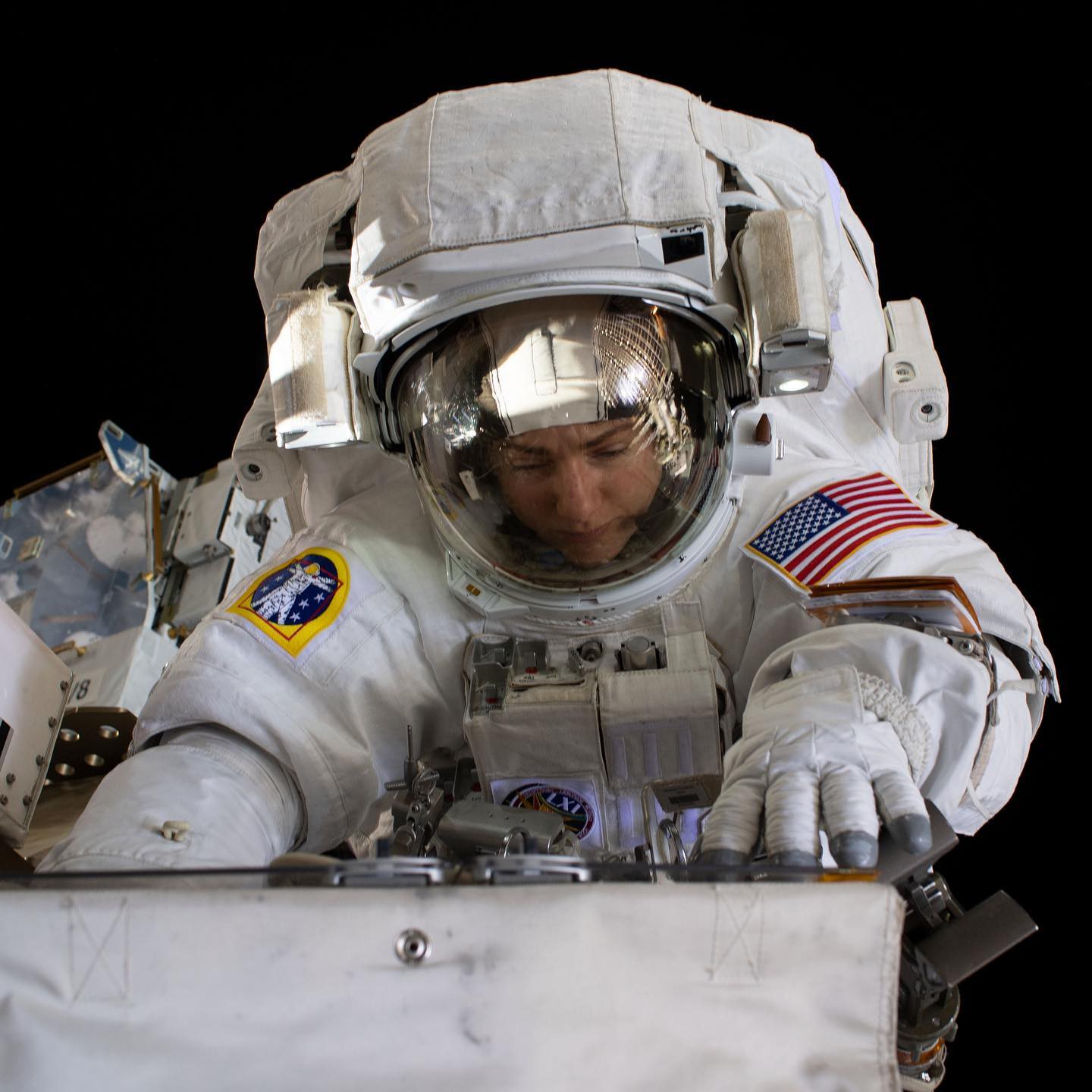 Christina Koch – người phụ nữ đầu tiên bay quanh Mặt Trăng, mở dấu mốc mới cho ngành vũ trụ. Ảnh: NASA