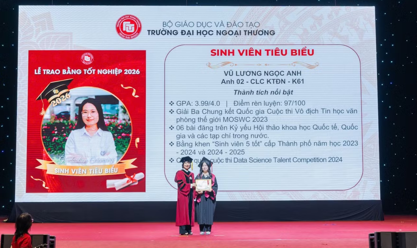 Khoảnh khắc Ngọc Anh nhận bằng tốt nghiệp sau quá trình học tập tại FTU. Ảnh: LV