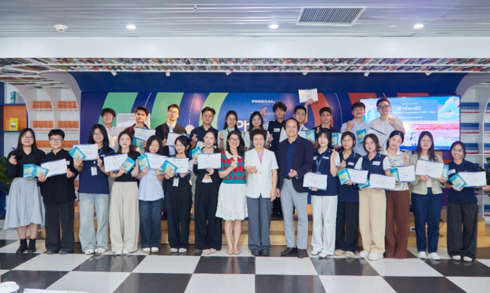 Các em sinh viên chụp ảnh lưu niệm cùng lãnh đạo, chuyên gia và các nhà quản lý