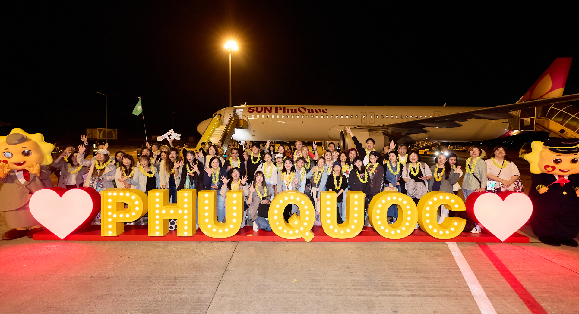 Sun PhuQuoc Airways đón hơn 200 khách từ Đài Loan (Trung Quốc) đến Phú Quốc trong chuyến bay quốc tế đầu tiên