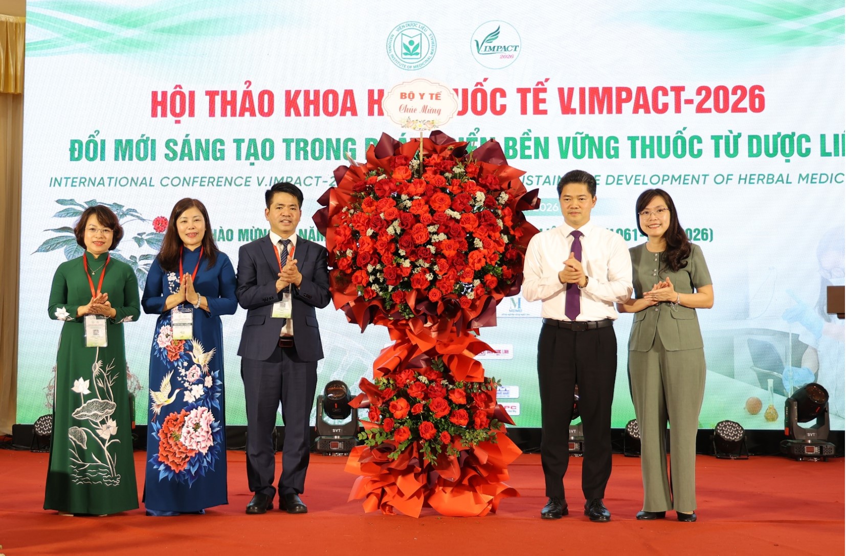 Bộ Y tế tặng hoa chúc mừng hội thảo