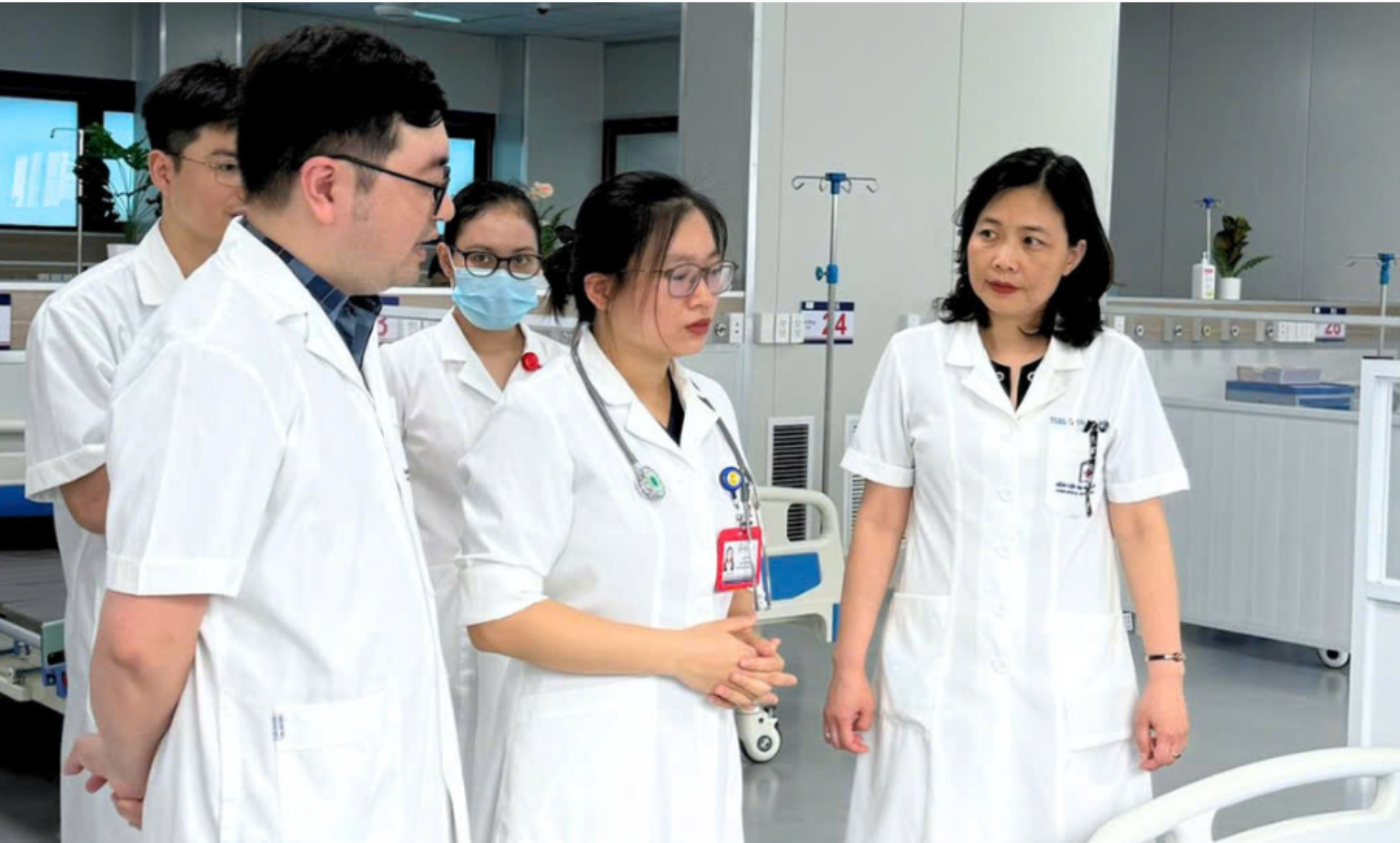 PGS.TS.BS. Tạ Thị Diệu Ngân (bên phải) cùng đồng nghiệp thăm buồng bệnh, tận tình khám và chăm sóc người bệnh tại Khoa Bệnh Nhiệt đới và Can thiệp giảm hại.