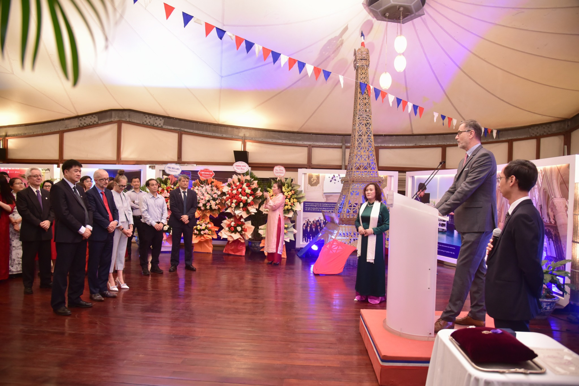 Toàn cảnh Lễ trao tặng Huân chương Cành cọ Hàn lâm cho GS.TS. Đinh Thị Mai Thanh, Hiệu trưởng Trường Đại học Khoa học và Công nghệ Hà Nội (USTH). Ảnh: USTH