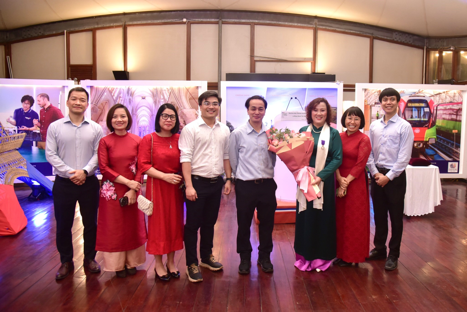 Các khách mời chúc mừng GS.TS. Đinh Thị Mai Thanh tại buổi lễ trao huân chương. Ảnh: USTH