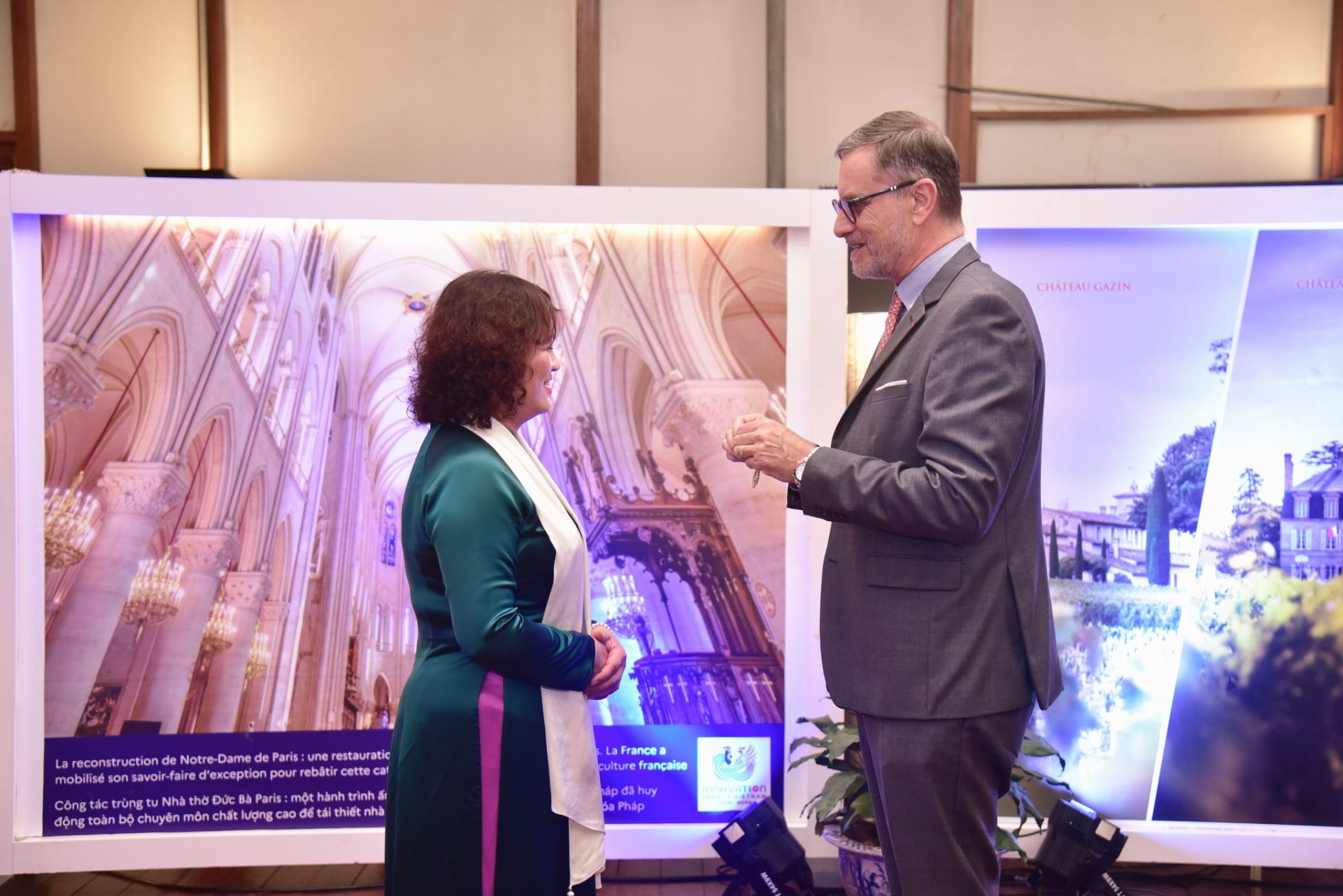         Ngài Olivier Brochet, Đại sứ Pháp tại Việt Nam trao tặng, ghi nhận những đóng góp nổi bật của GS.TS. Đinh Thị Mai Thanh. (Ảnh: USTH)        