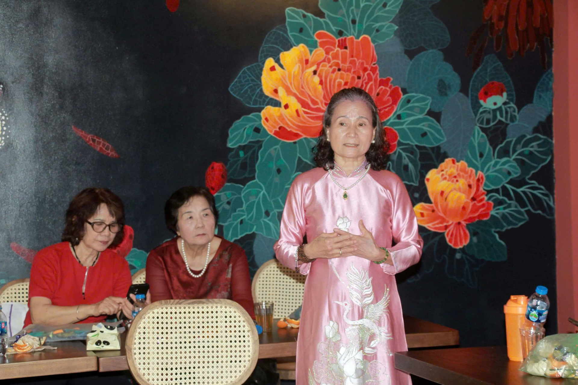 Bà Nguyễn Thị Yến, Chi hội trưởng nhiệm kỳ 2021-2026 báo cáo công tác của Chi hội trong thời gian qua, kiểm điểm hoạt động của Ban Chấp hành và đưa ra định hướng cho nhiệm kỳ mới.