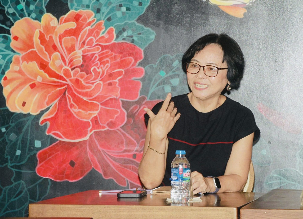 Bà Nguyễn Ngọc Lý mở đầu bằng việc chia sẻ lịch sử và ý nghĩa sự ra đời của Hội NTT Việt Nam và Chi hội BVMT&BĐKH.