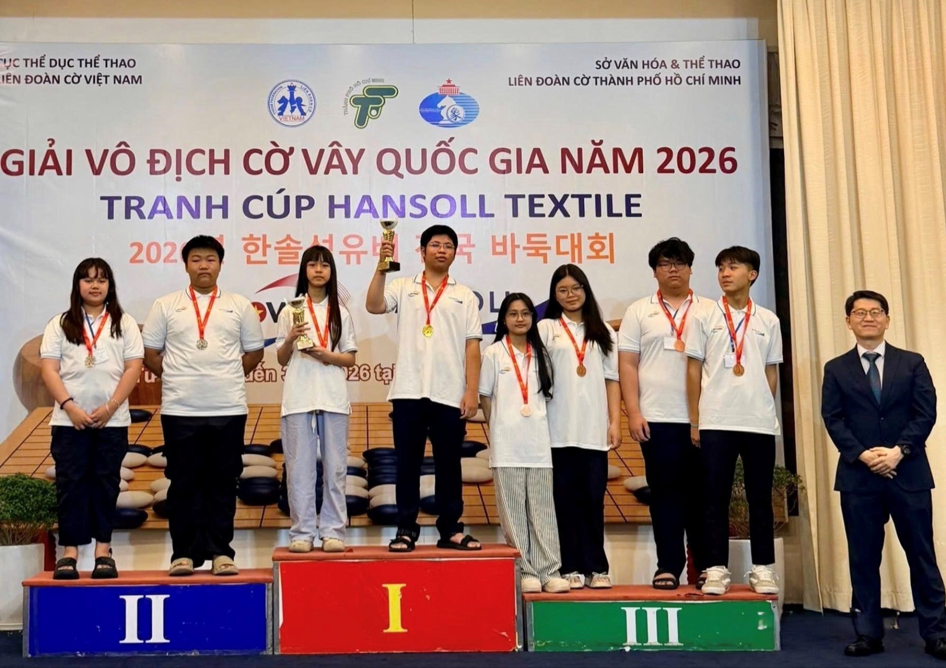 Em Đặng Nguyễn Tuệ Nhi (thứ 3 từ trái sang) xuất sắc đoạt huy chương vàng tại Giải vô địch cờ vây và cờ vây trẻ quốc gia năm 2026. Ảnh: HP