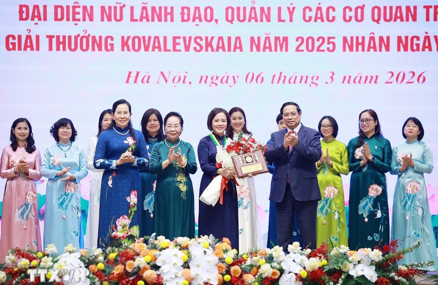 Thủ tướng Phạm Minh Chính; bà Nguyễn Thị Doan, nguyên Phó Chủ tịch nước, Chủ tịch Hội Khuyến học Việt Nam, Chủ tịch Ủy ban Giải thưởng Kovalevskaia Việt Nam và bà Lê Thị Thủy, Bí thư Đảng ủy TW Hội LHPN Việt Nam trao tặng Giải thưởng Kovalevskaia năm 2025 cho GS.TS. Trần Thị Việt Nga. Ảnh: TTXVN