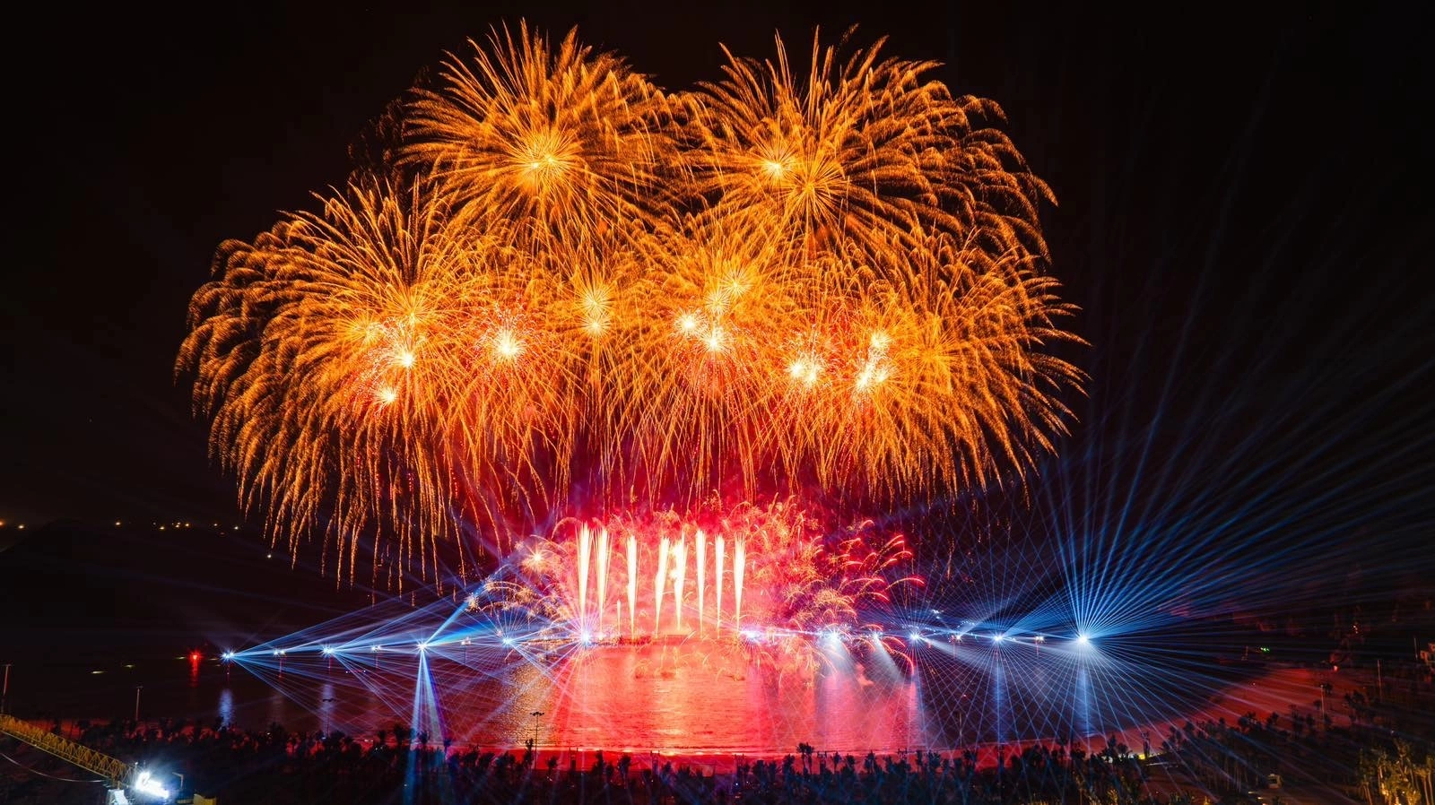 Màn trình diễn pháo hoa nghệ thuật rực rỡ bên vịnh Lan Hạ, điểm nhấn mới cho nhịp sống giải trí đêm tại đảo ngọc.