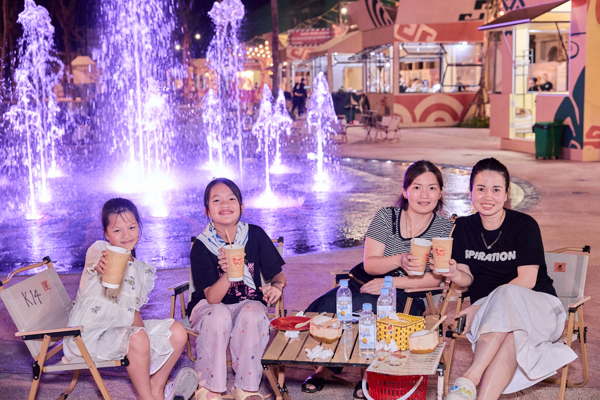 Không khí lễ hội sôi động và đa sắc màu tại phố đi bộ VUI-Fest, điểm đến trải nghiệm không thể bỏ qua của du khách.