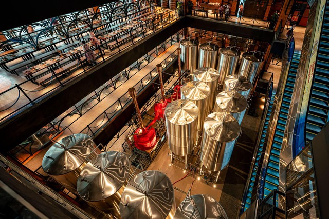 Hệ thống máy móc BrauKon (Đức) tân tiến, bảo chứng cho chất lượng bia di sản nguyên bản nhất.