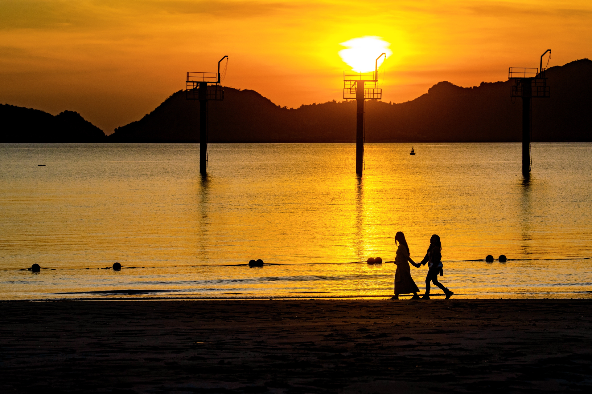 Khoảnh khắc hoàng hôn tan vào mặt vịnh trung tâm, nhìn từ không gian 