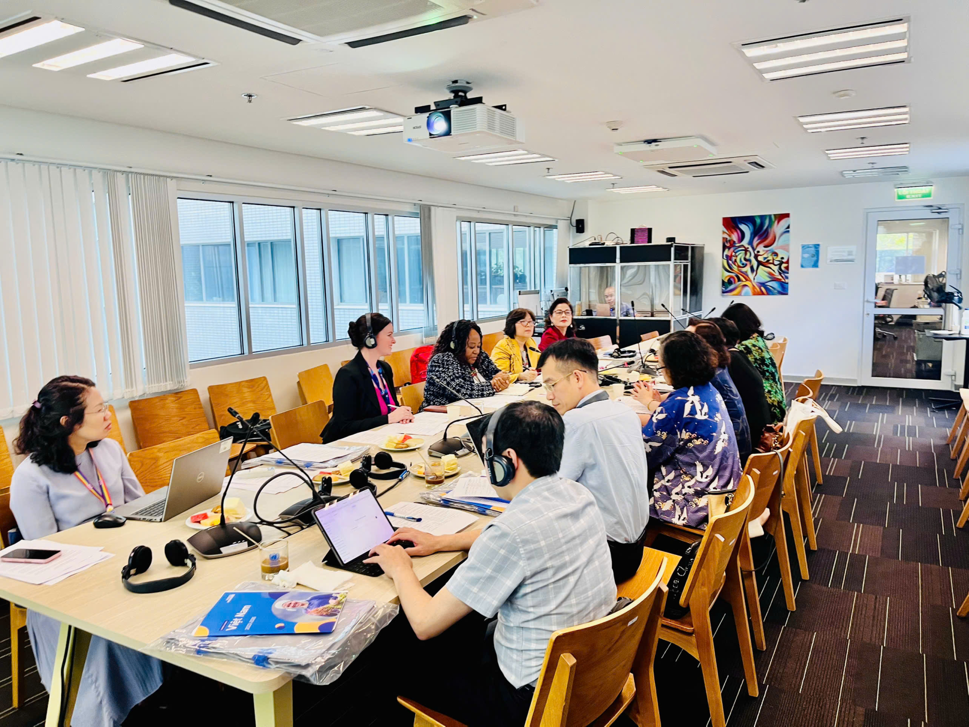 Quang cảnh cuộc họp