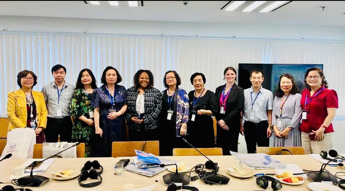 Lãnh đạo Hội Nữ trí thức Việt Nam cùng với UN Women chụp ảnh lưu niệm