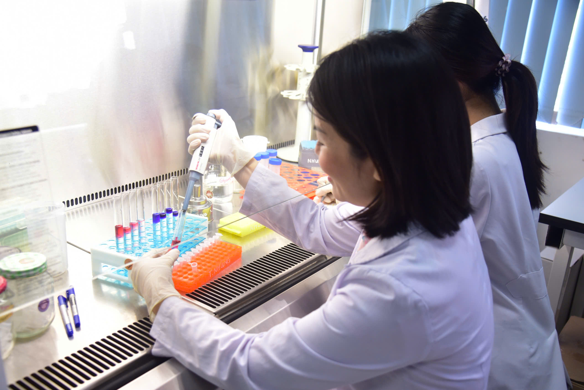 Nữ tiến sĩ theo đuổi lời giải từ vi sinh vật cho bài toán trầm cảm và lo âu