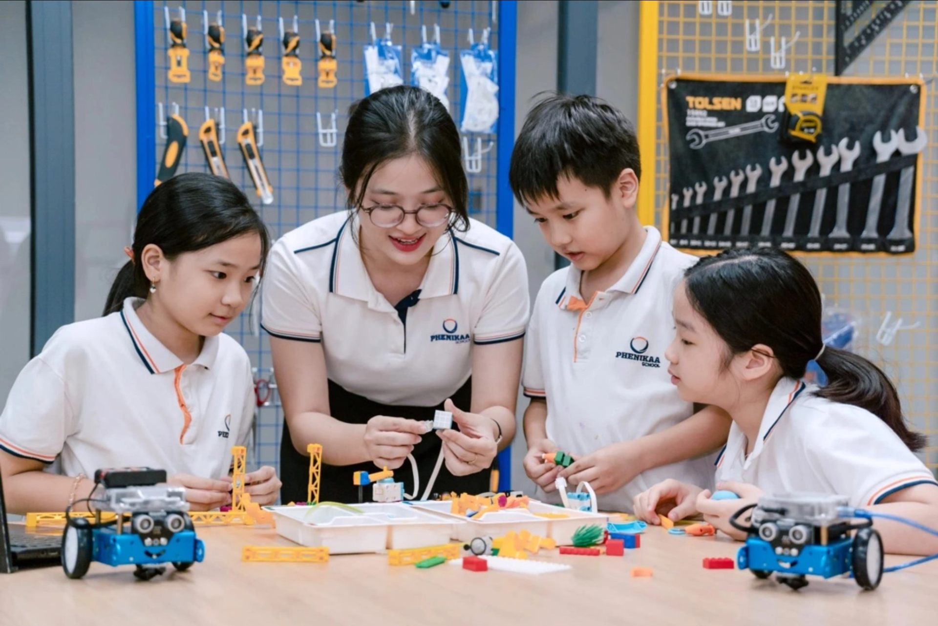 Phổ cập STEM cho toàn bộ học sinh và đào tạo nâng cao cho nhóm học sinh có năng lực, đam mê khoa học – công nghệ. Ảnh: Phenikaa School