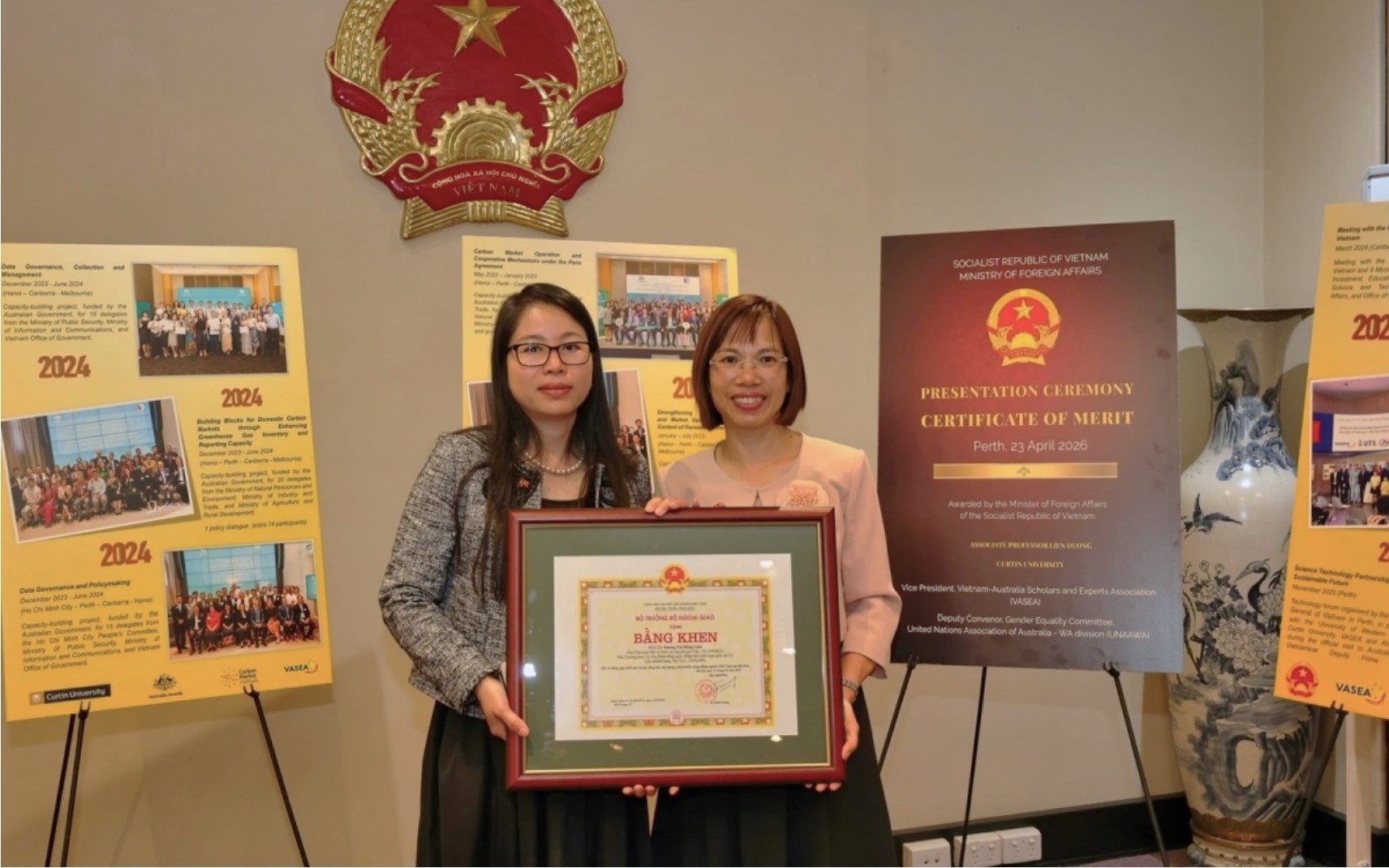 Tổng lãnh sự Việt Nam tại Perth Nguyễn Thanh Hà (trái) trao bằng khen của Bộ trưởng Ngoại giao cho PGS. TS. Dương Thị Hồng Liên. Ảnh: TTXVN