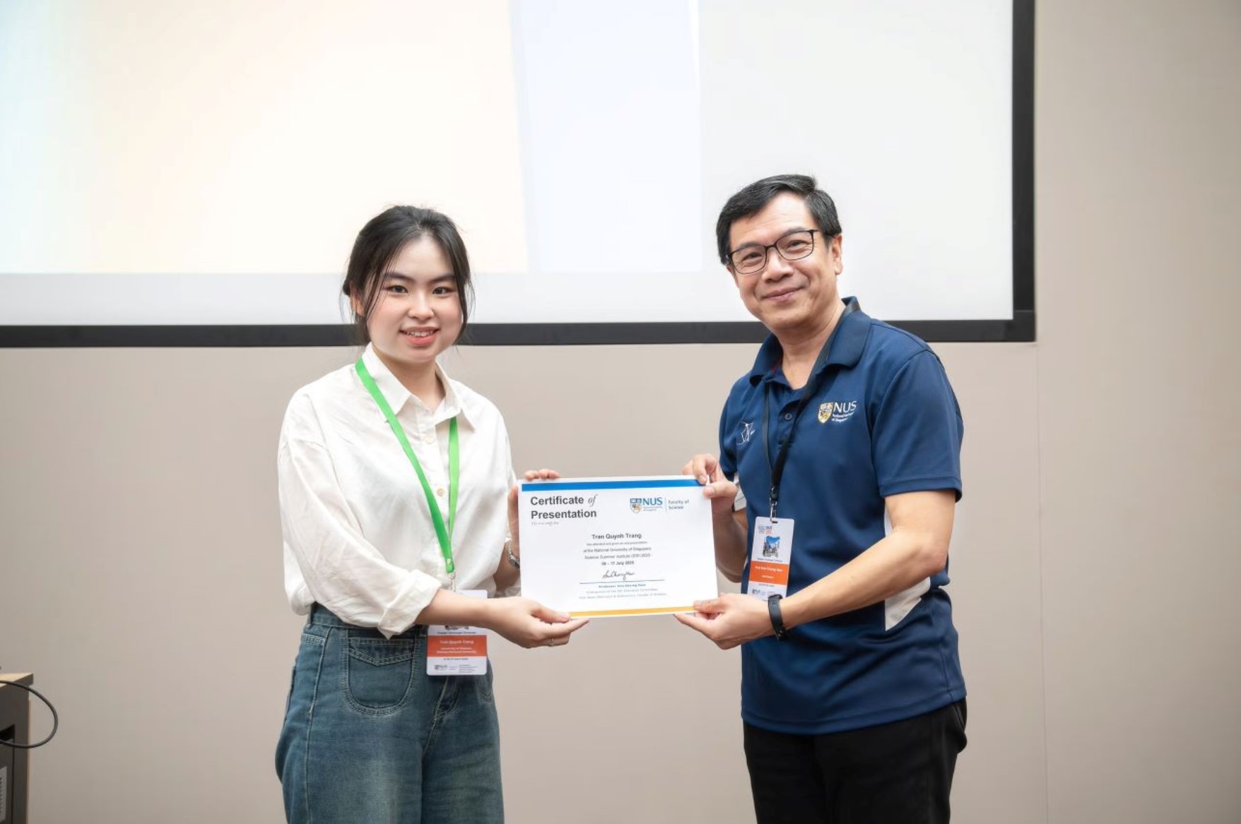 Trần Quỳnh Trang được trao giải báo cáo xuất sắc tại hội nghị khoa học của National University of Singapore. Ảnh: NV