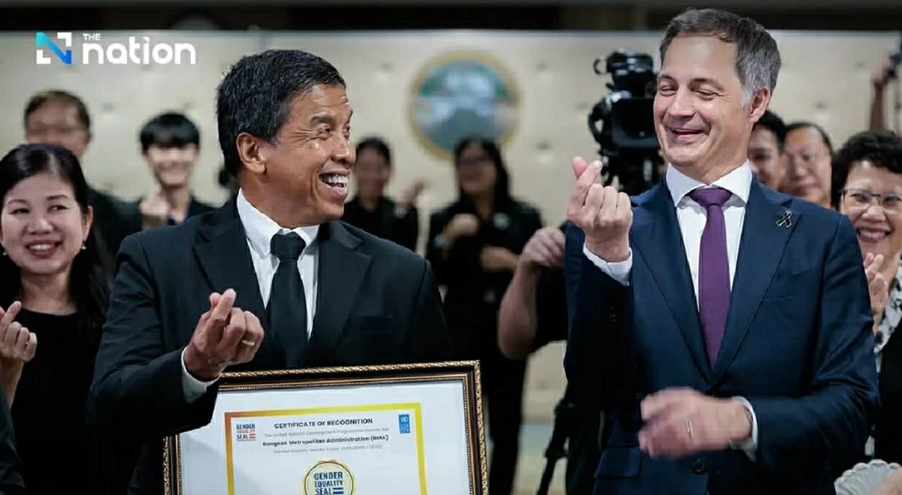 Tổng Giám đốc UNDP Alexander De Croo (phải) và Thị trưởng Bangkok Chadchart Sittipunt tại buổi lễ. (Nguồn: The Nation)