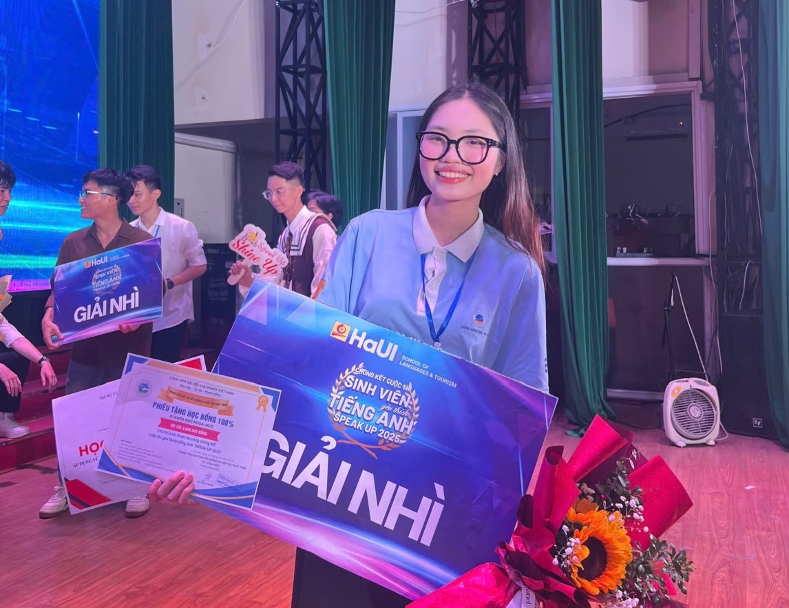 Thuỳ Trang đạt giải Nhì cuộc thi hùng biện tiếng Anh Speak Up 2025. Ảnh: NV