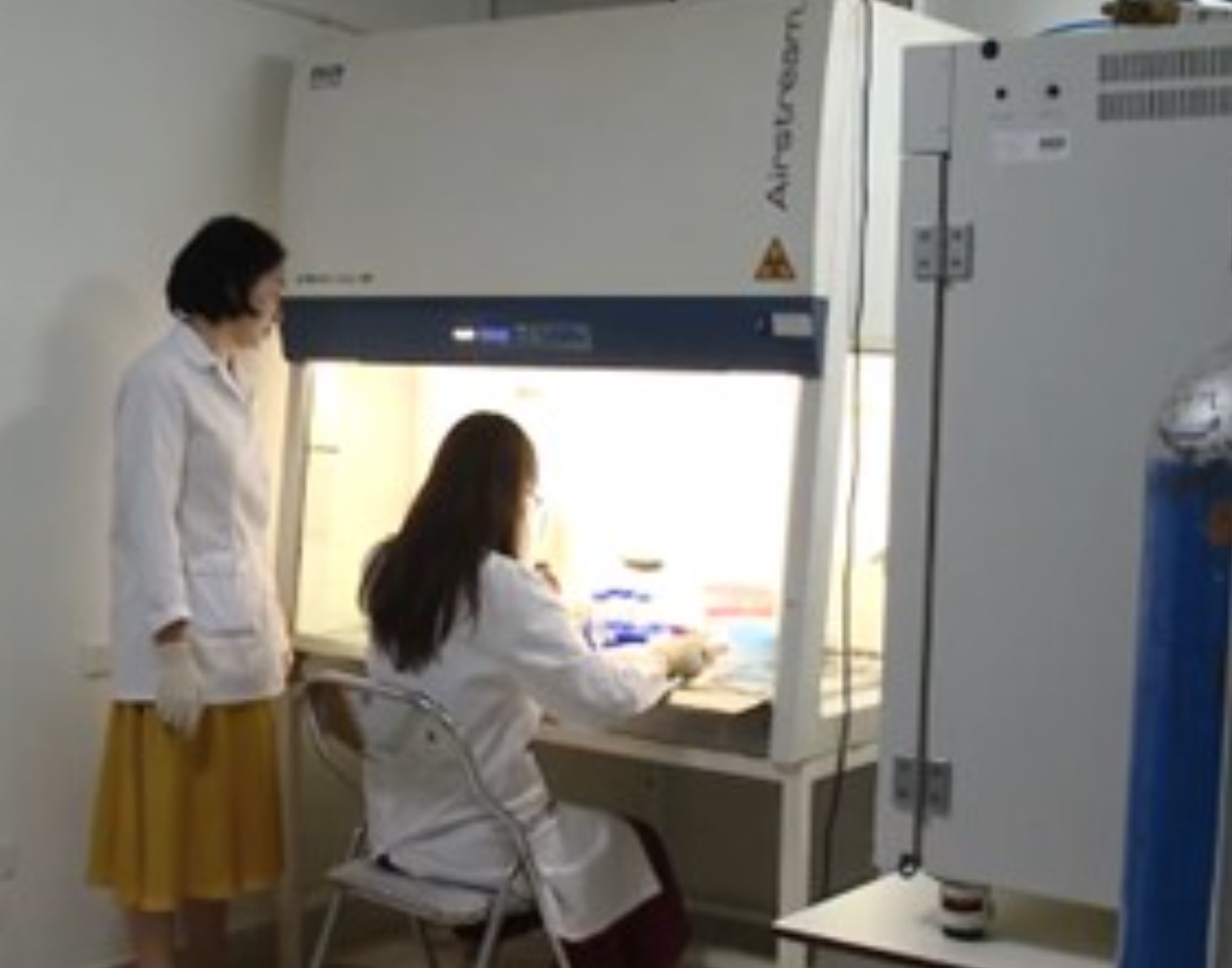 PGS.TS. Nguyễn Thị Xuân (bên trái) cùng cán bộ nghiên cứu tại phòng thí nghiệm