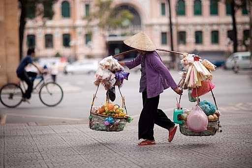 Nguồn lực lao động lớn tuổi, đặc biệt là phụ nữ trên 50. Ảnh minh họa: laodongcongdoan.vn