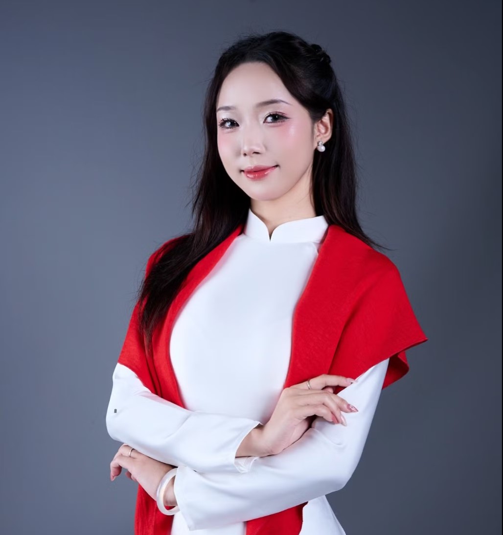 Trang Thùy chụp hình trong tà áo dài trắng khi chuẩn bị cho phần thi “Thí sinh được yêu thích nhất” tại cuộc thi SIS SHINE 2026