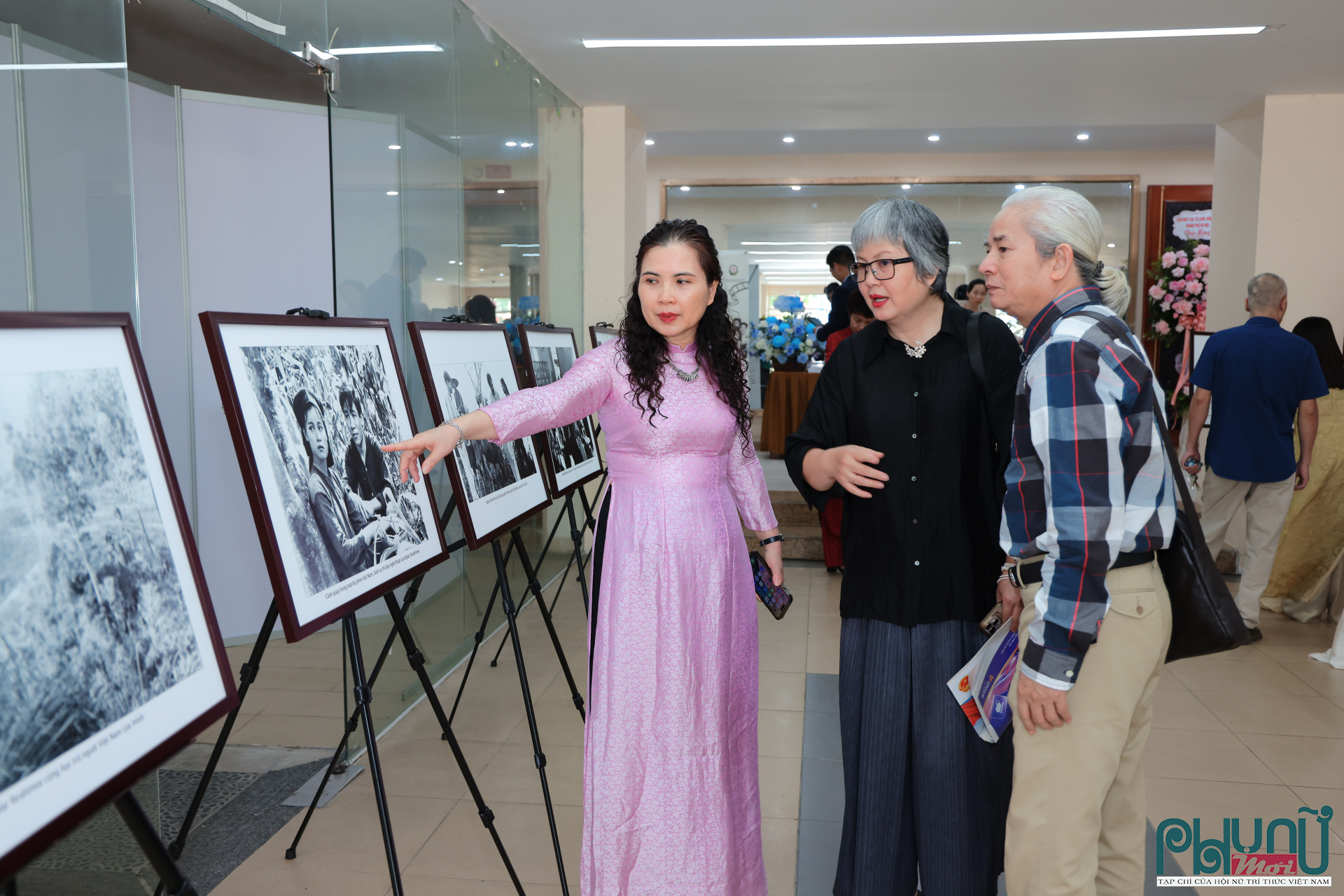 Công chúng tham quan không gian trưng bày ảnh tư liệu về đạo diễn, biên kịch, nhà văn Ajdar Ibrahimov.