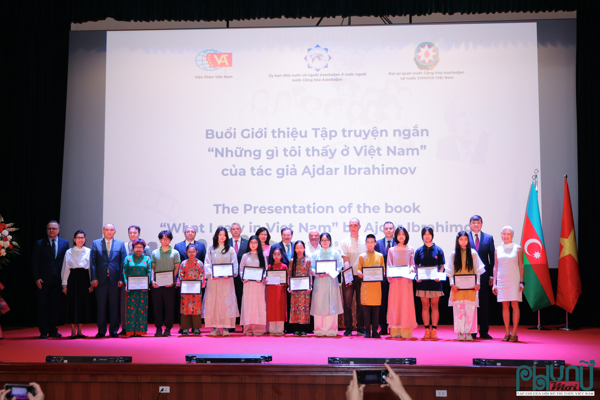 Thứ trưởng Tạ Quang Đông cùng các Đại sứ tặng bằng khen cho học sinh và chụp ảnh lưu niệm tại sự kiện.