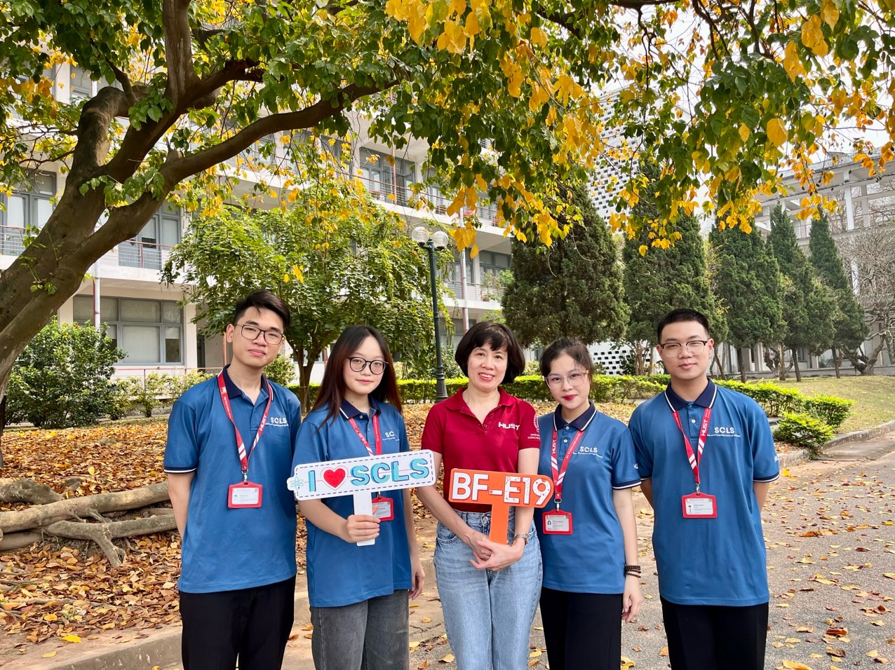 Ngọc Mai (thứ 2 từ trái sang) cùng các bạn và cô giáo Trường Hóa và Khoa học sự sống tại sự kiện Open Day tổ chức tại Đại học Bách khoa Hà Nội