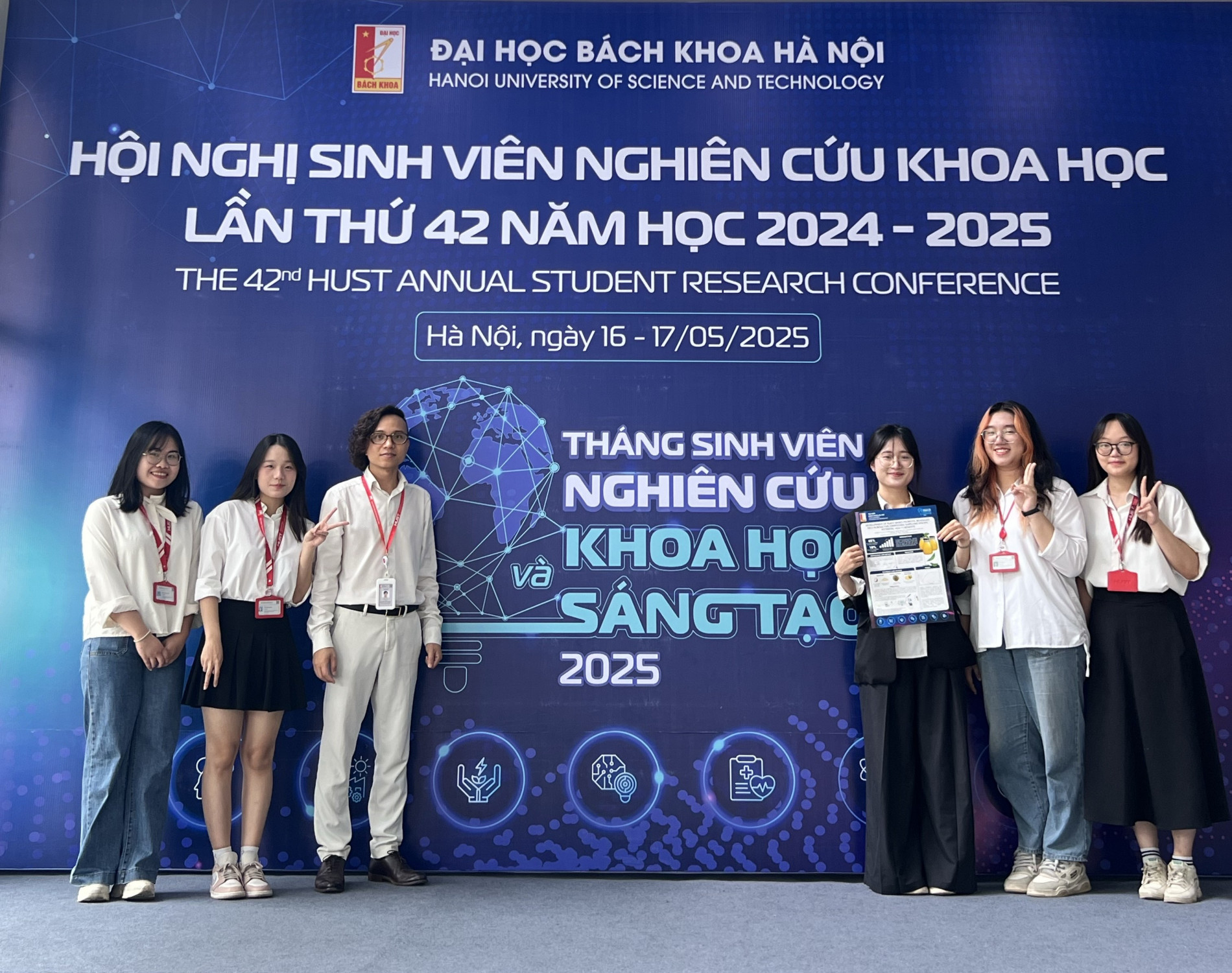 Ngọc Mai (bìa phải) cùng thầy giáo TS. Nguyễn Tiến Cường và các bạn tại Hội nghị Sinh viên nghiên cứu khoa học, Đại học Bách khoa Hà Nội năm học 2025 - 2026