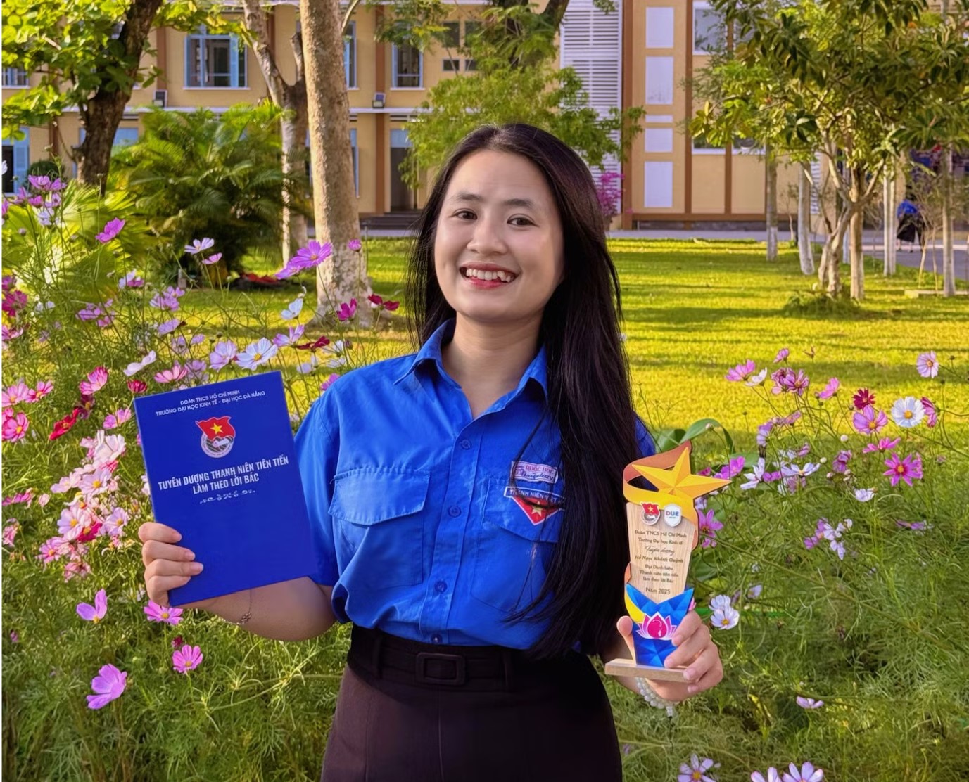 Hồ Ngọc Khánh Quỳnh sinh viên năm thứ tư khoa Thương mại điện tử, Trường ĐH Kinh tế (ĐH Đà Nẵng)