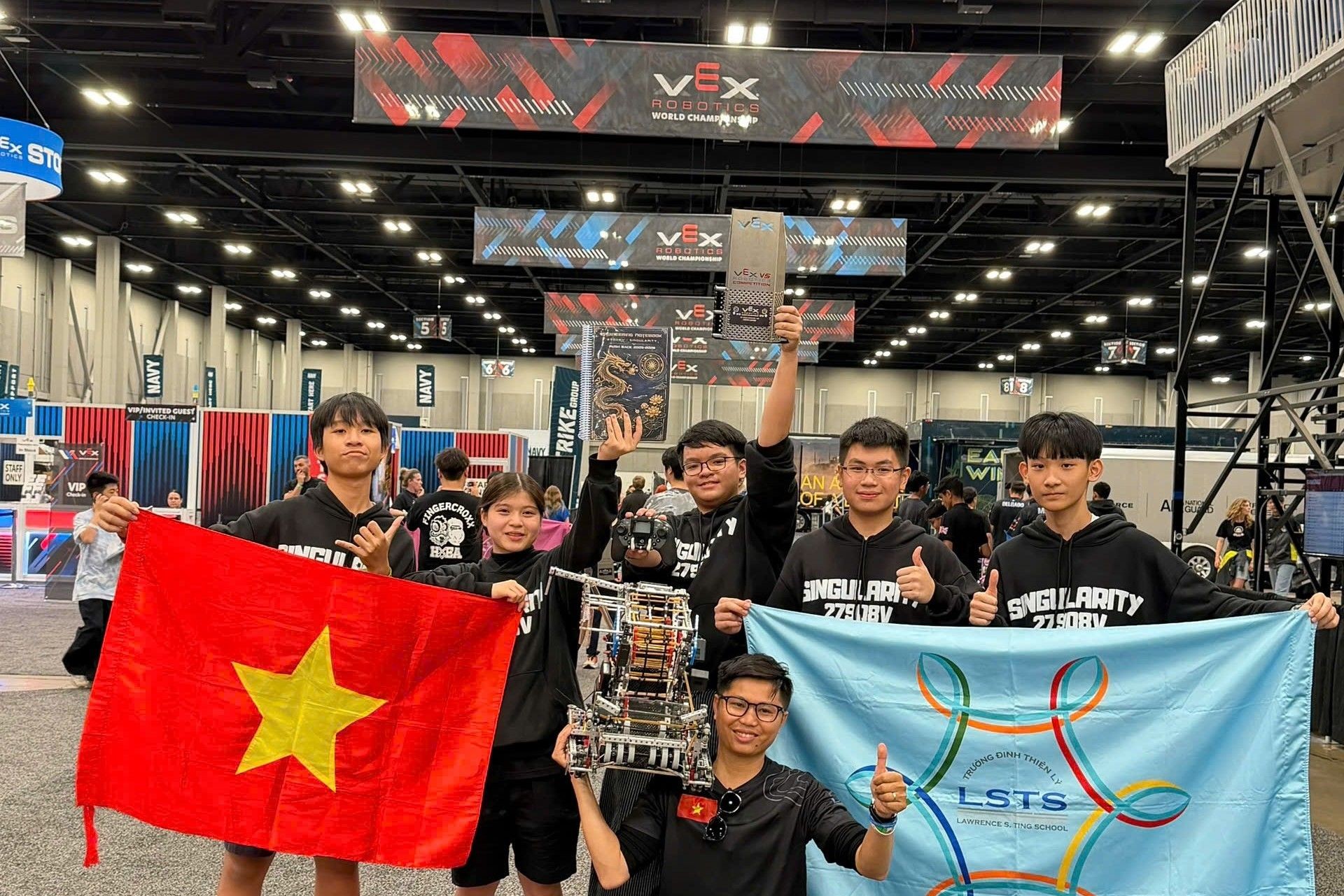 Team 27908V-LSTS Singularity của Trường THCS và THPT Đinh Thiện Lý (TPHCM) đã xuất sắc giành Design Award tại bảng Math giải thưởng danh giá thứ hai của bảng đấu.
