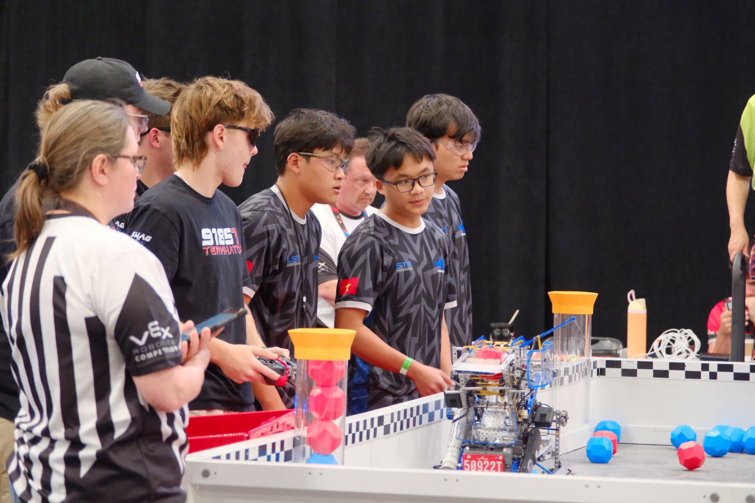 Các đội học sinh của Việt Nam tham gia thi đấu tại VEX Robotics World Championship 2026.
