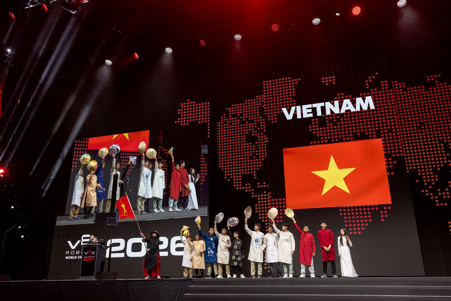 Các đội học sinh của Việt Nam tham gia tại lễ khai mạc VEX Robotics World Championship 2026.